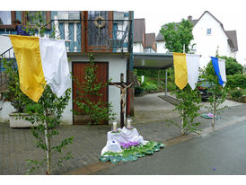 Altar- und Straßenschmuck zu Fonleichnam (Foto: Karl-Franz Thiede)